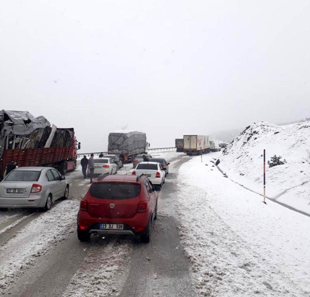 Kar bir anda bastırdı, sürücüler yolda kaldı