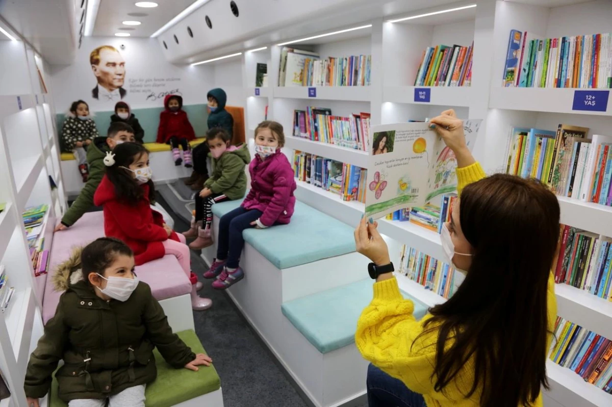 Küçükçekmece Belediyesi \'Gezici Kütüphane\' ile vatandaşları kitapla buluşturuyor