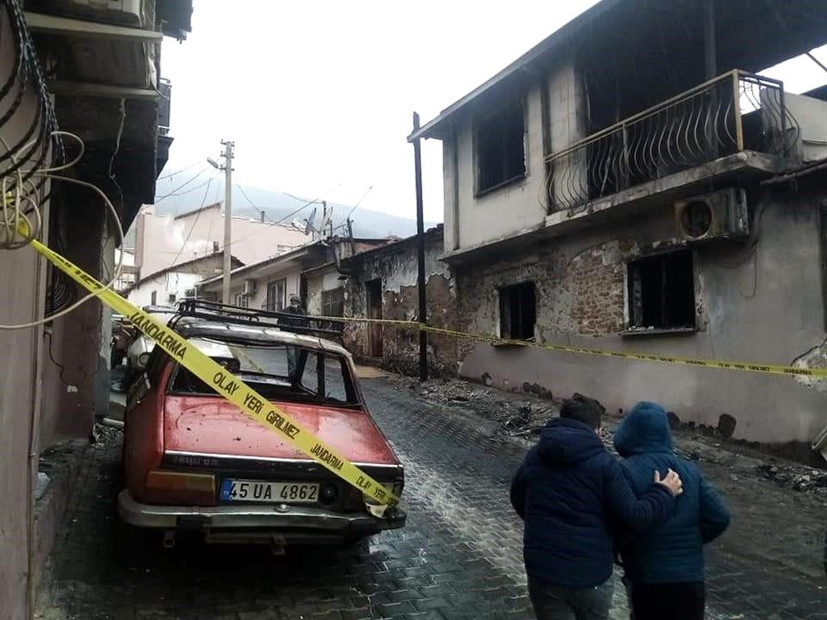 Son dakika! Manisa\'da çıkan yangında 5 ev hasar gördü