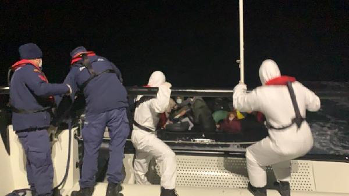 Marmaris açıklarında 13 kaçak göçmen kurtarıldı