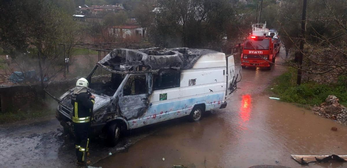 Park halindeki minibüs yandı