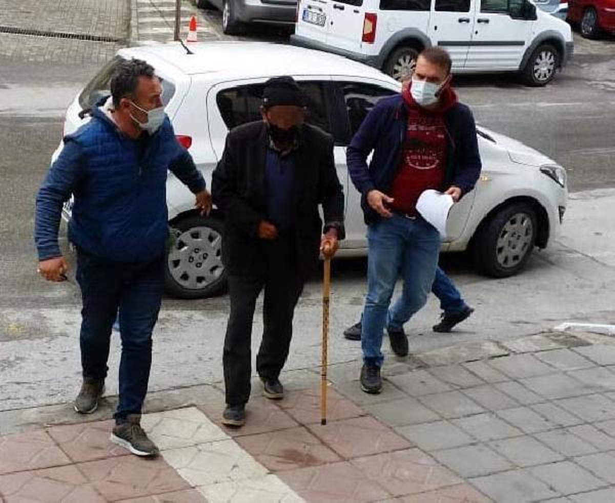 Pazara gelen kadınları taciz eden bastonlu adam tutuklandı (2)