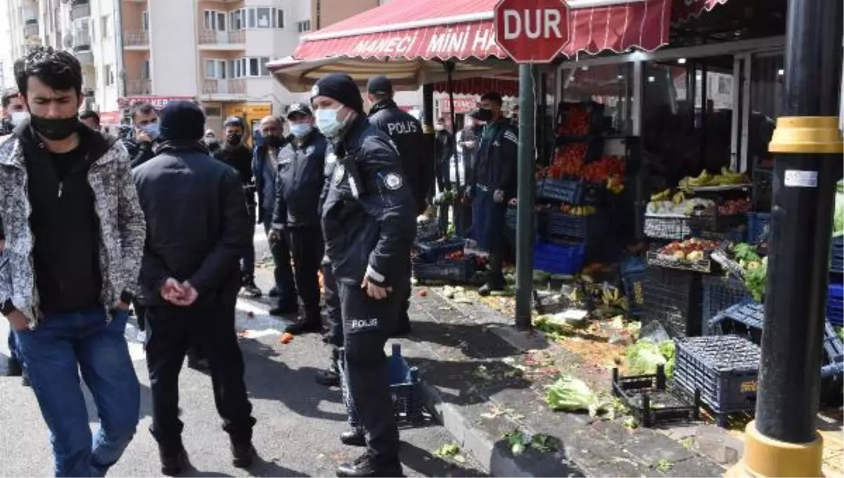 Pazarcılar ile manav tartıştı; sebze ve meyveler yere saçıldı