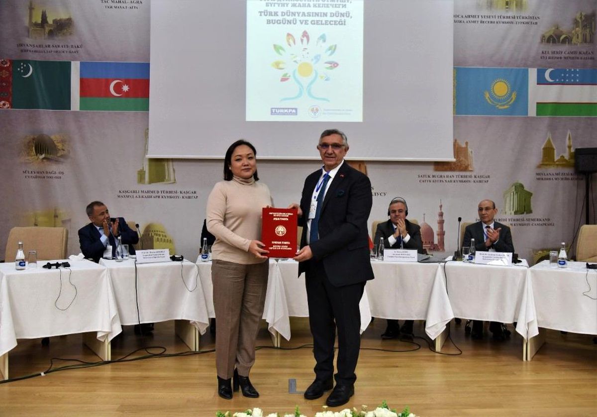 Rektör Ceylan, Kırgız Parlamentosu tarafından şeref belgesi ile taltif edildi