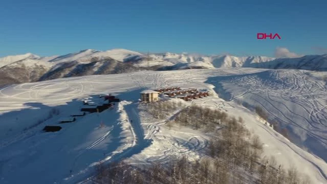 Avrupalı turistlerin Handüzü Yaylası'nda kar motoru keyfi