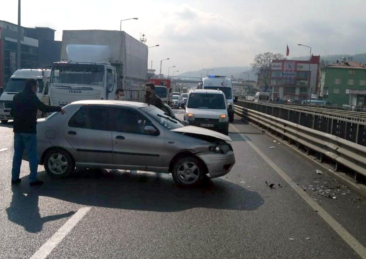 Samsun\'da otomobil bariyere çarptı: 1 yaralı