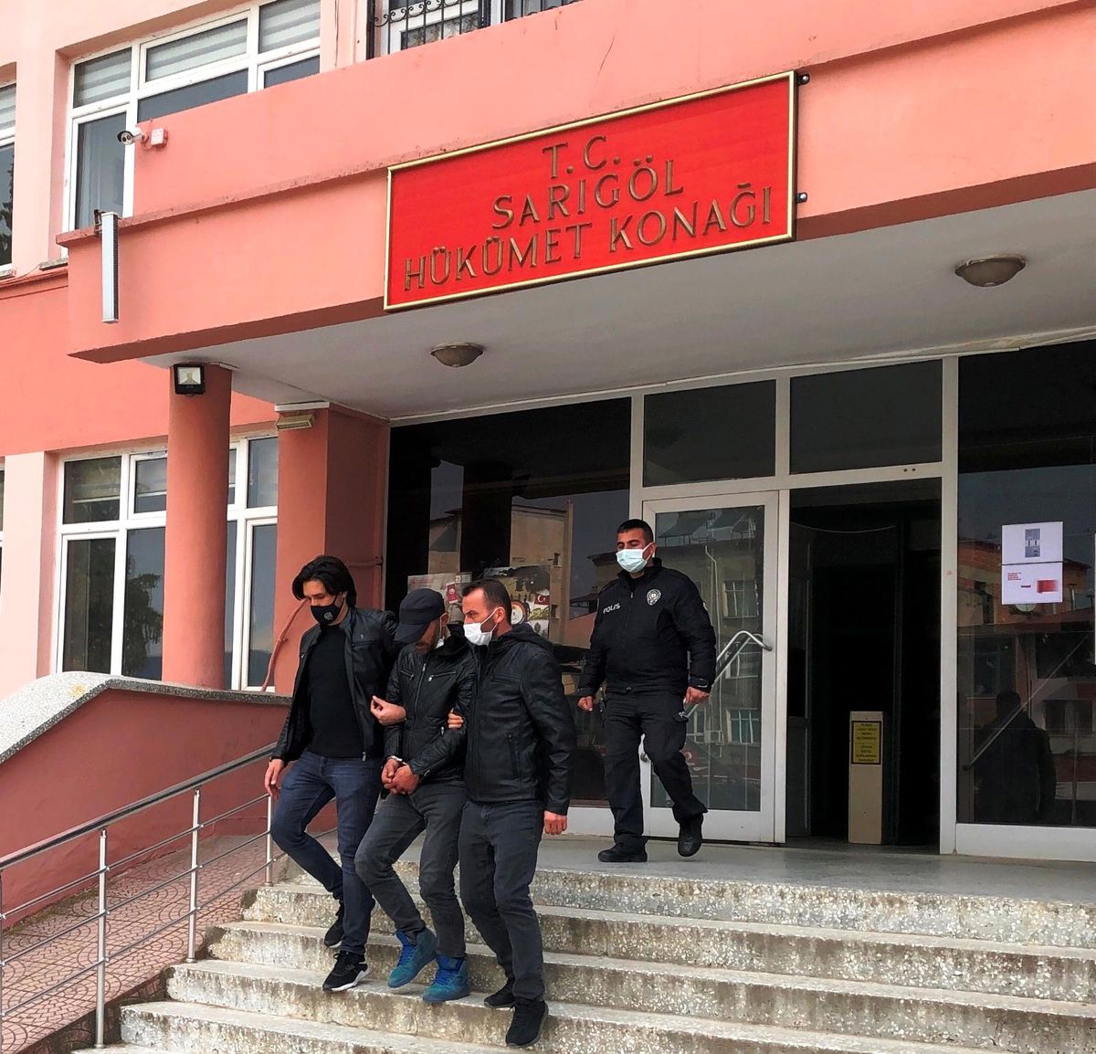 Sarıgöl polisi aranan iki kişiyi yakaladı