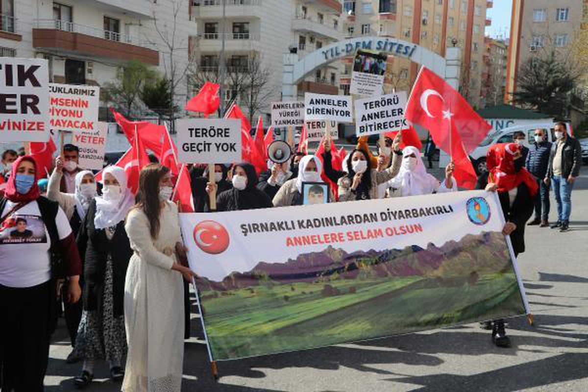 Son dakika haberi! Siirt\'ten gelen 40 STK temsilcisi, evlat nöbetindeki ailelerle teröre tepki gösterdi (2)