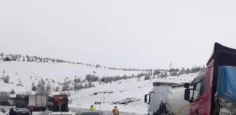 Sivas yolunda kar yağışı; ulaşım aksadı