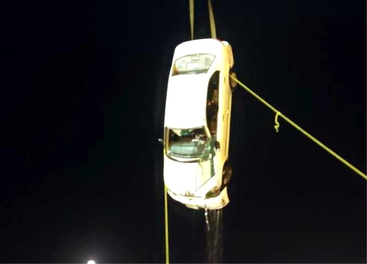 Süveyş Kanalı\'nda araç feribottan denize düştü