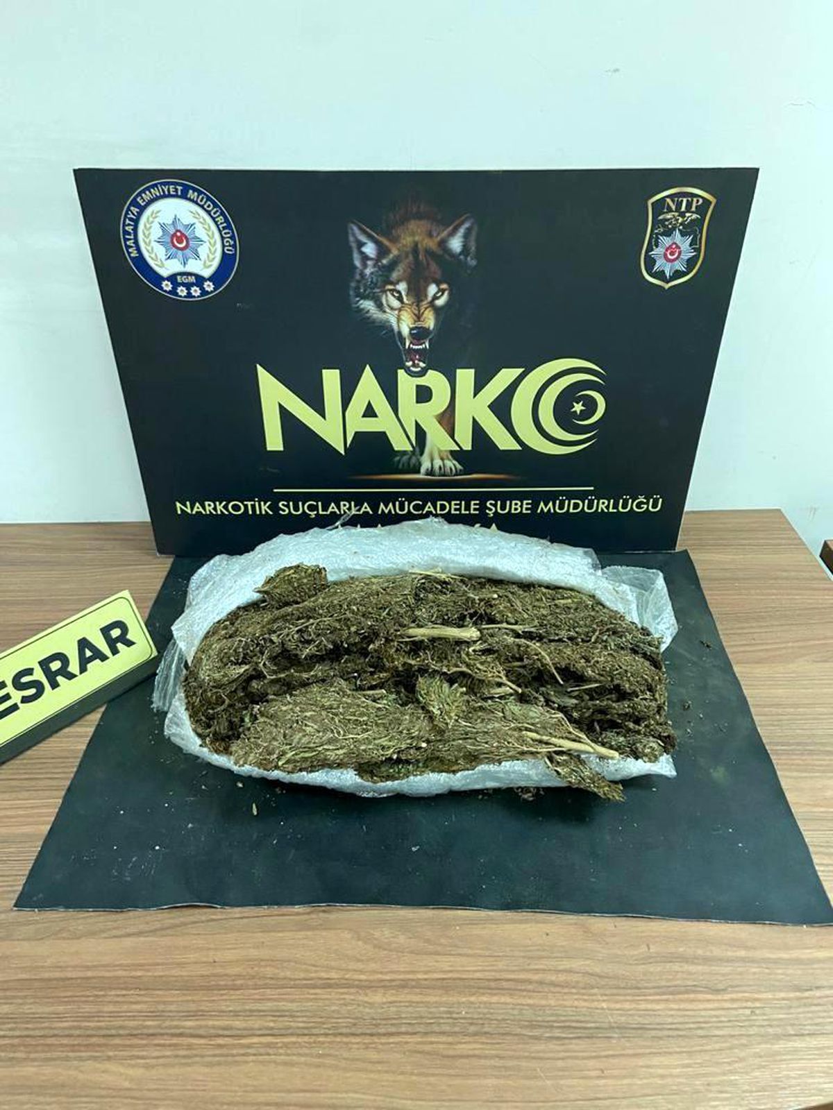 Takip edilen otomobilde esrar yakalandı