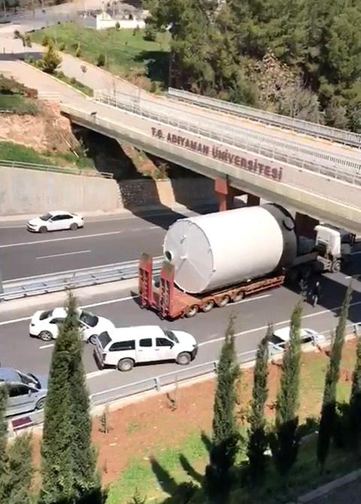 Tank yüklü Tır üst geçit nedeniyle ilerleyemedi