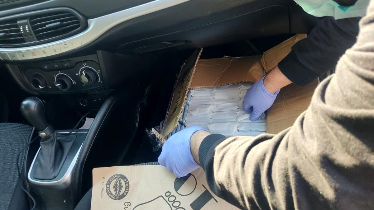 Tekirdağ\'da şüpheli araçtan 494 adet kaçak telefon çıktı