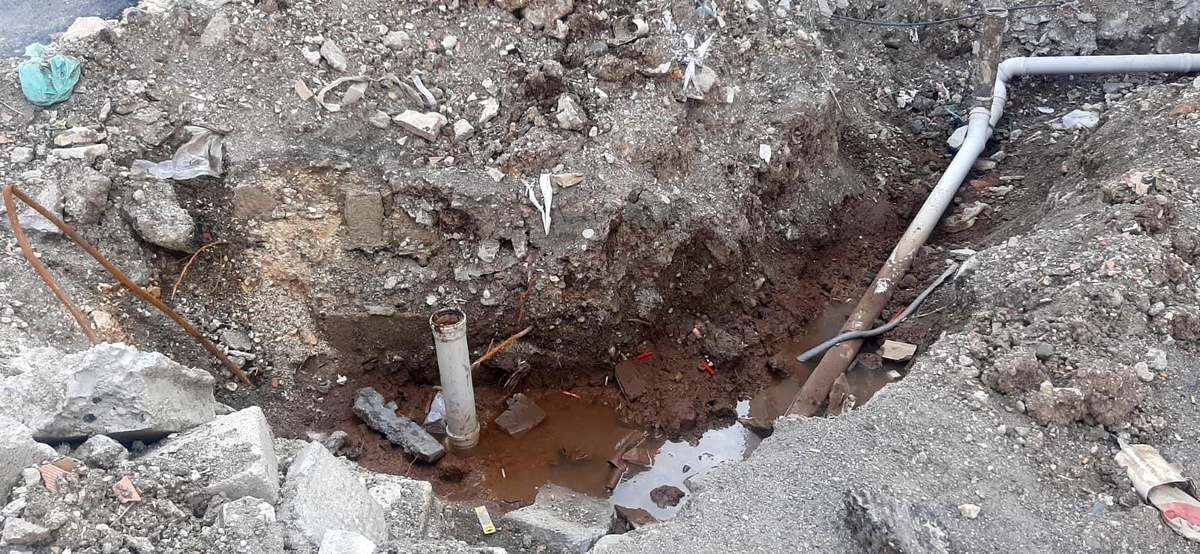Tıkanan lağım borusuyla mahalleyi kokular sardı