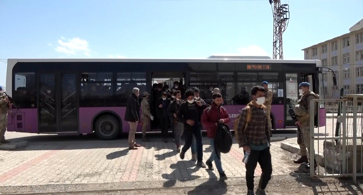 Tırın dorsesinde 218 düzensiz göçmen yakalandı