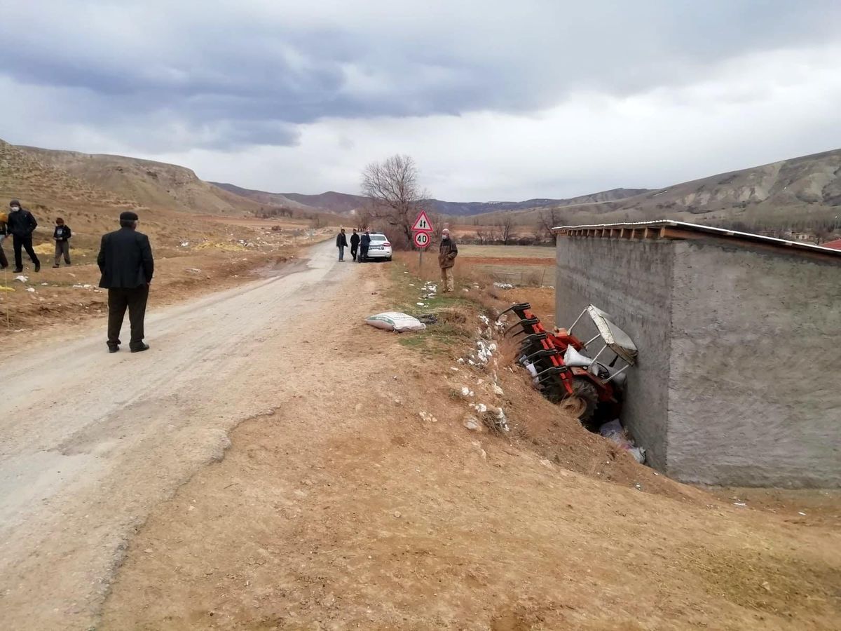 Traktör devrildi: 2 yaralı