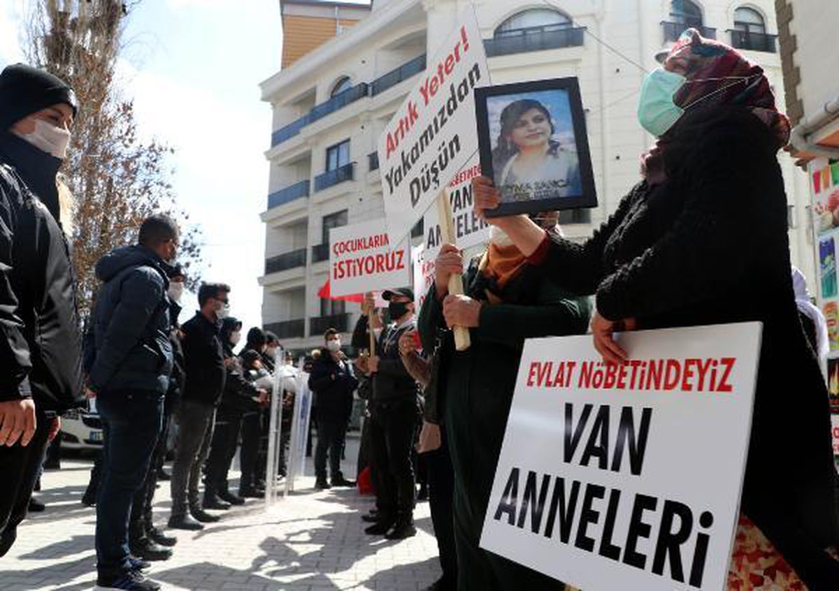 Son dakika! Van\'da HDP\'liler yine ailelerin evlat eylemini engellemeye çalıştı