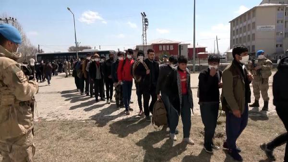 Son dakika haberi... Van\'da, TIR\'ın dorsesinde 218 kaçak göçmen yakalandı (2)