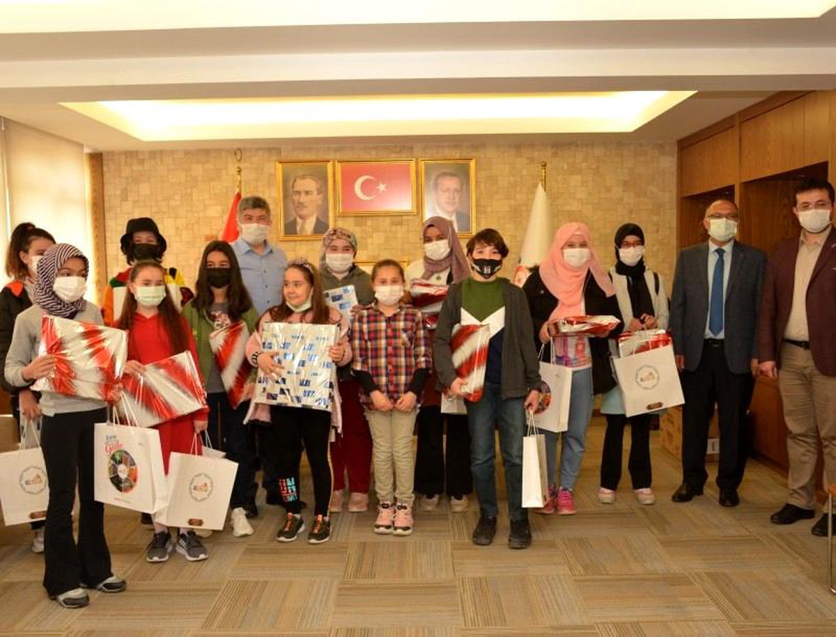 Başkan Akçadurak, dereceye giren öğrencilerle bir araya geldi