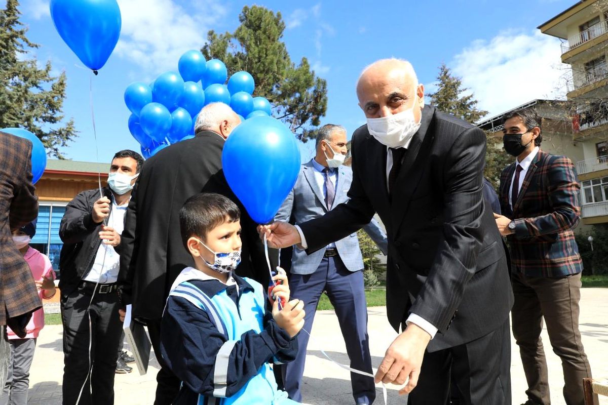 Battalgazi\'de mavi balonlarla otizm farkındalığı