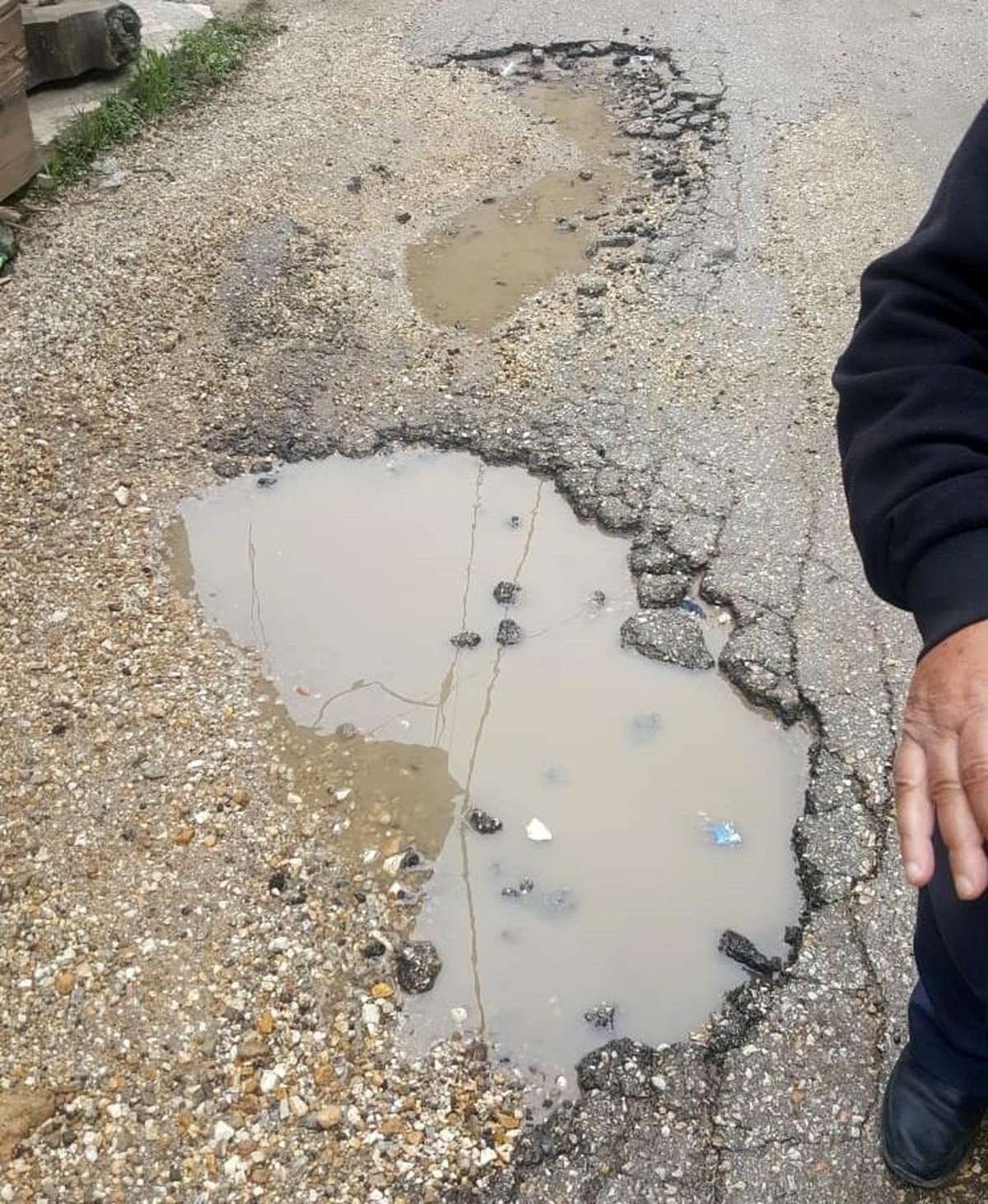 Bozuk yollar esnafları çileden çıkardı
