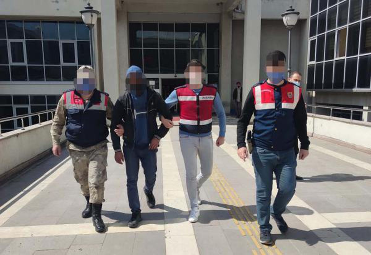 Çaldıkları bakır kabloları satmak isterken yakalandılar