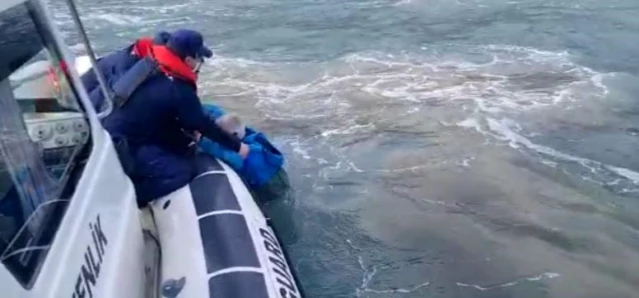 Balıkçı teknesi alabora oldu...Sahil güvenlik ekipleri teknesi batan şahsı böyle kurtardı