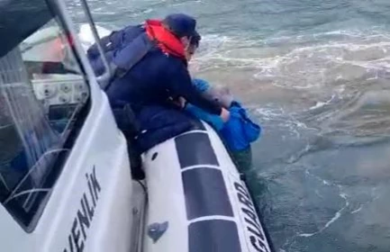 Balıkçı teknesi alabora oldu...Sahil güvenlik ekipleri teknesi batan şahsı böyle kurtardı