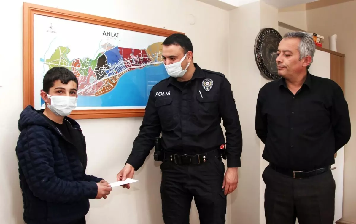 Son dakika haber... Bitlis\'te 13 yaşındaki çocuk yerde bulduğu parayı polise teslim etti