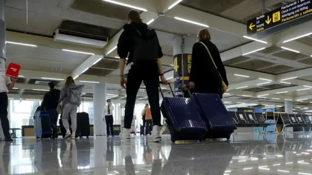 Covid: Times gazetesi, İngiltere hükümetinin uluslararası seyahat için ülkeleri üç gruba ayıracağını yazdı