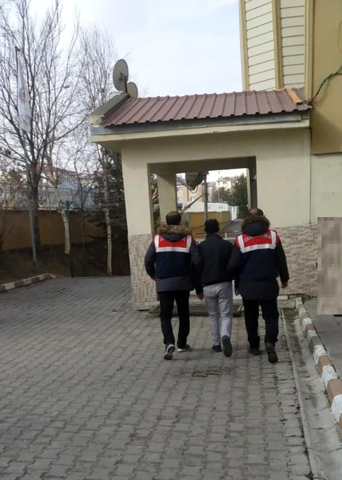 Son dakika 3. sayfa: Cumhurbaşkanına hakarete ve terör örgütü propagandasına gözaltı