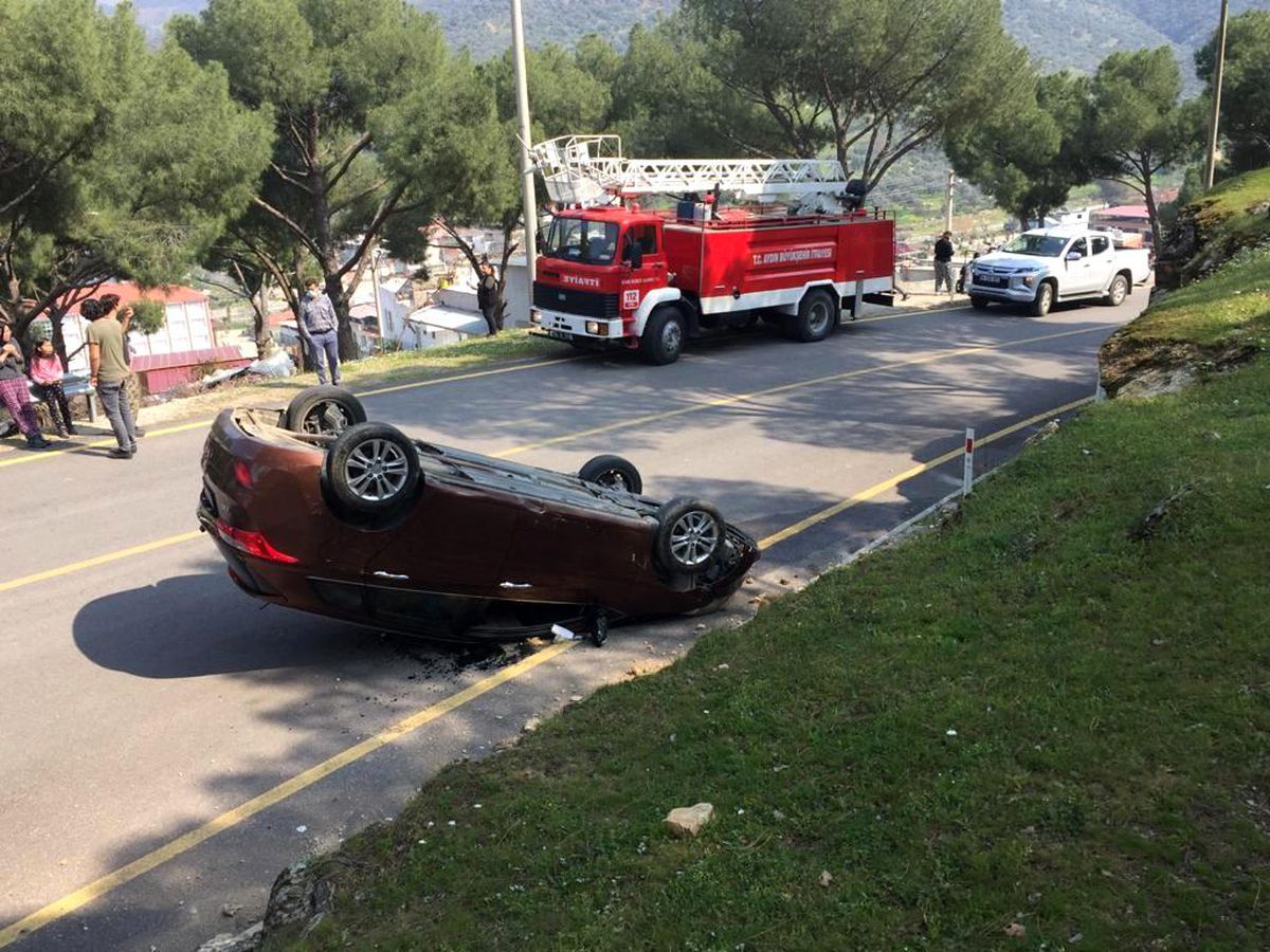 Devrilen otomobildeki 4 kişi hafif şekilde yaralandı