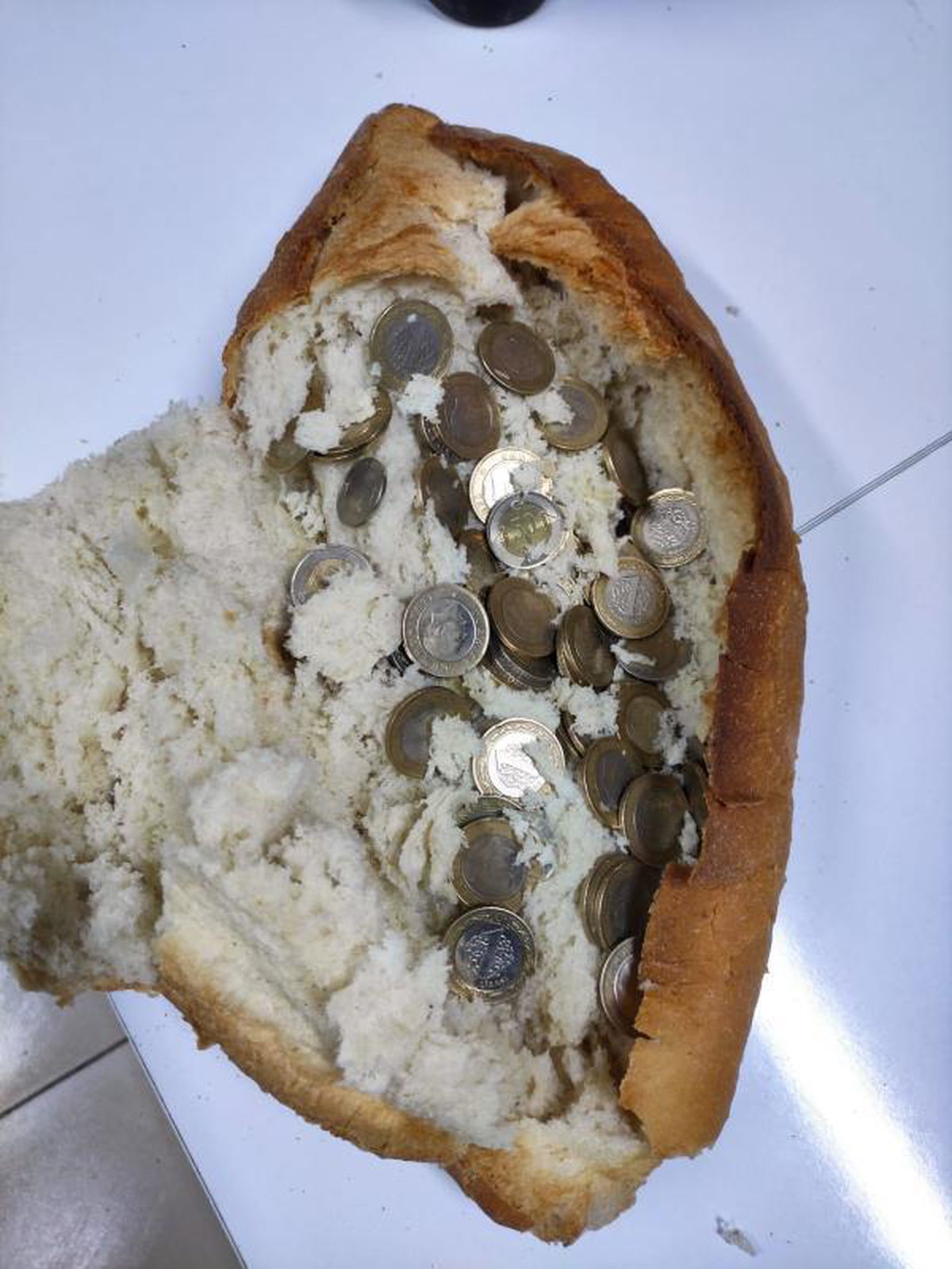 Dilencinin topladığı paralar, ekmek arasından çıktı
