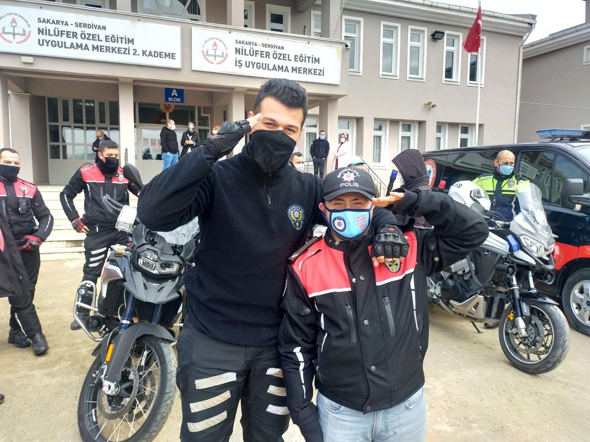 Dünya Otizm Farkındalık Günü\'nde polis oldular, mutlulukları gözlerinden okundu