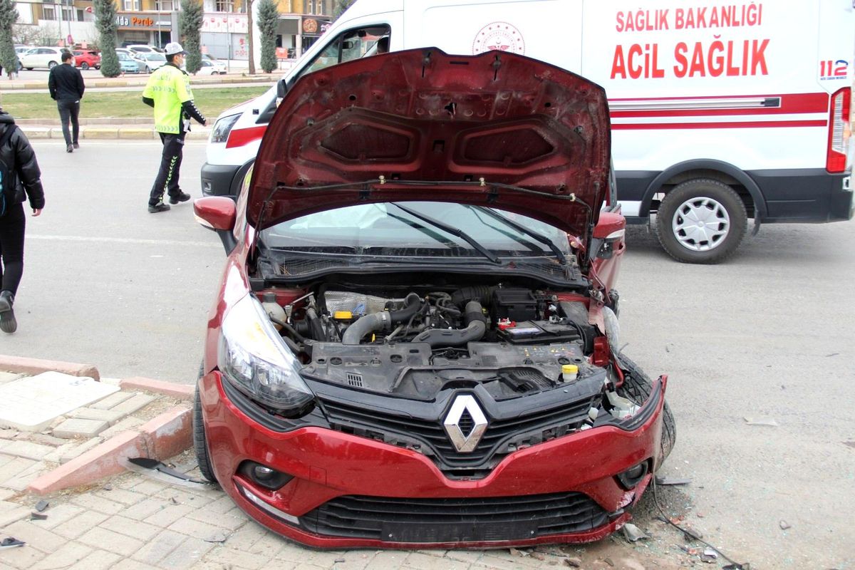 Elazığ\'da trafik kazası: 3 yaralı