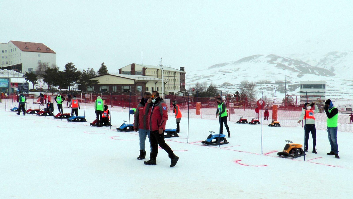 Erciyes\'te \'Artık Çekilmez Oldun Kızak Yarışması\' eğlenceli dakikalar yaşattı