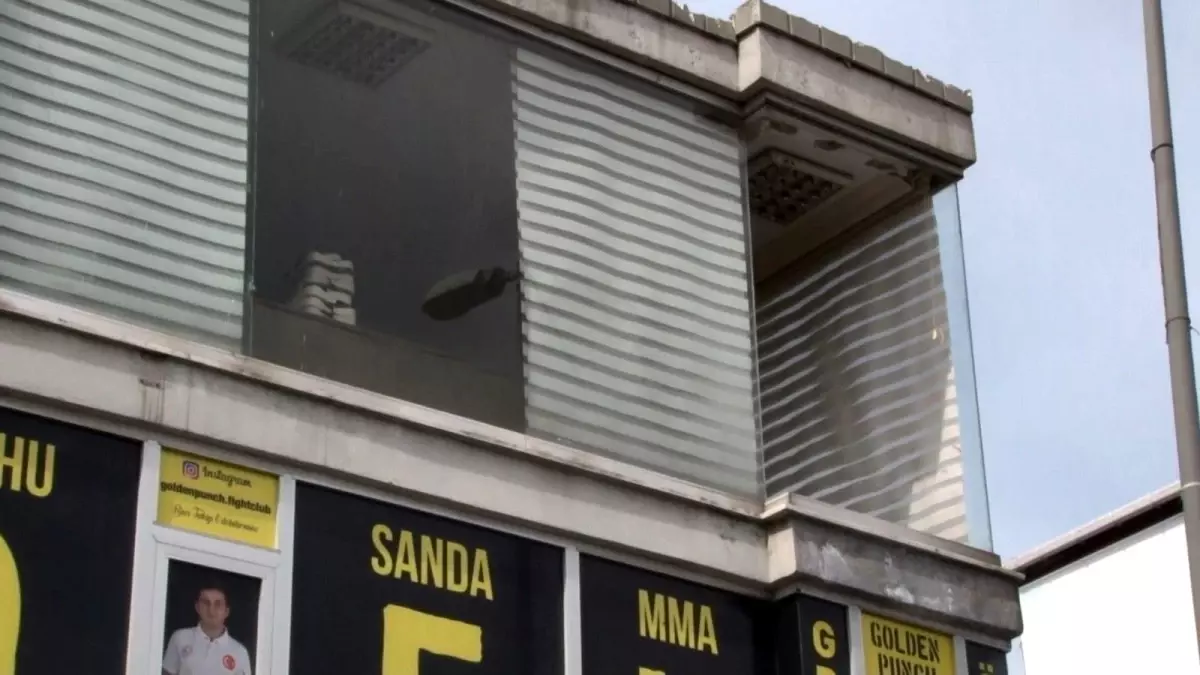 Çocuğunu okula götüren kadının başına 2\'nci kattan cam düştü