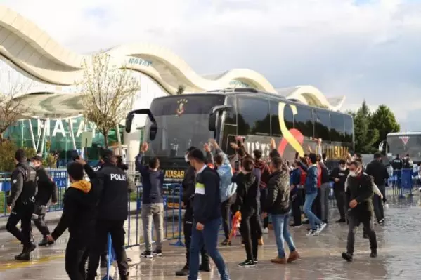 SPOR Galatasaray kafilesi Hatay'da çiçeklerle karşılandı