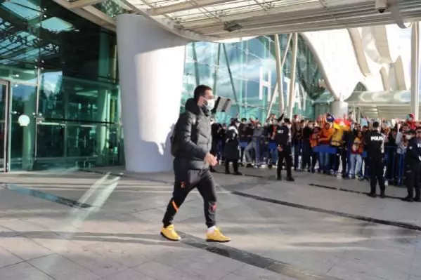 SPOR Galatasaray kafilesi Hatay'da çiçeklerle karşılandı