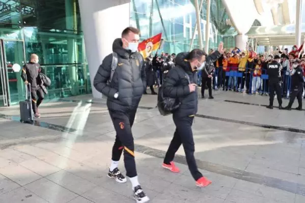SPOR Galatasaray kafilesi Hatay'da çiçeklerle karşılandı
