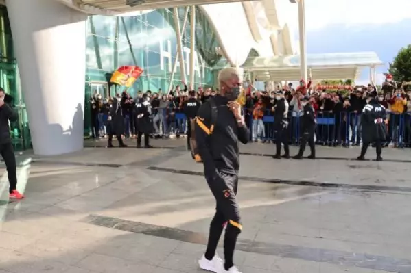 SPOR Galatasaray kafilesi Hatay'da çiçeklerle karşılandı