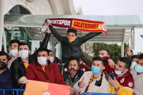 SPOR Galatasaray kafilesi Hatay'da çiçeklerle karşılandı