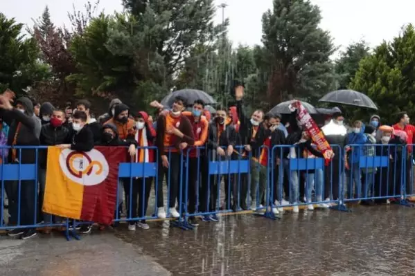 SPOR Galatasaray kafilesi Hatay'da çiçeklerle karşılandı
