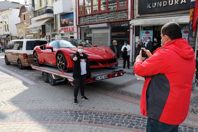 AK Partili vekilin lüks arabasını gören Edirneliler fotoğraf çektirmek için birbirleriyle yarıştı