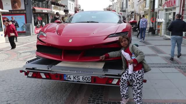 AK Partili vekilin lüks arabasını gören Edirneliler fotoğraf çektirmek için birbirleriyle yarıştı