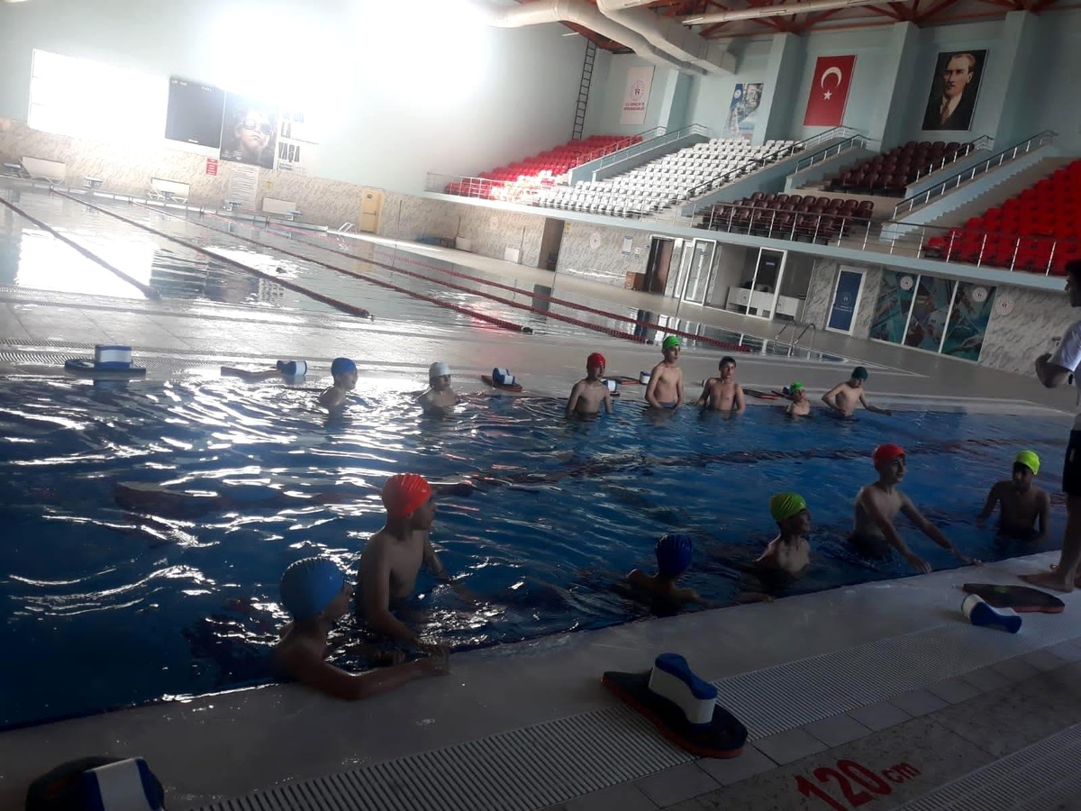 Hizan\'da kursiyer öğrenciler havuzda yüzmenin keyfini yaşadı