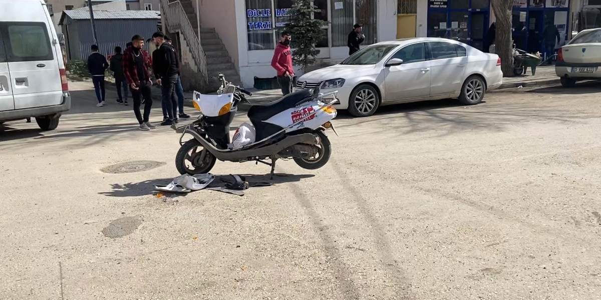 Horasan\'da kamyonet motosikletli kuryeye çarptı: 1 yaralı