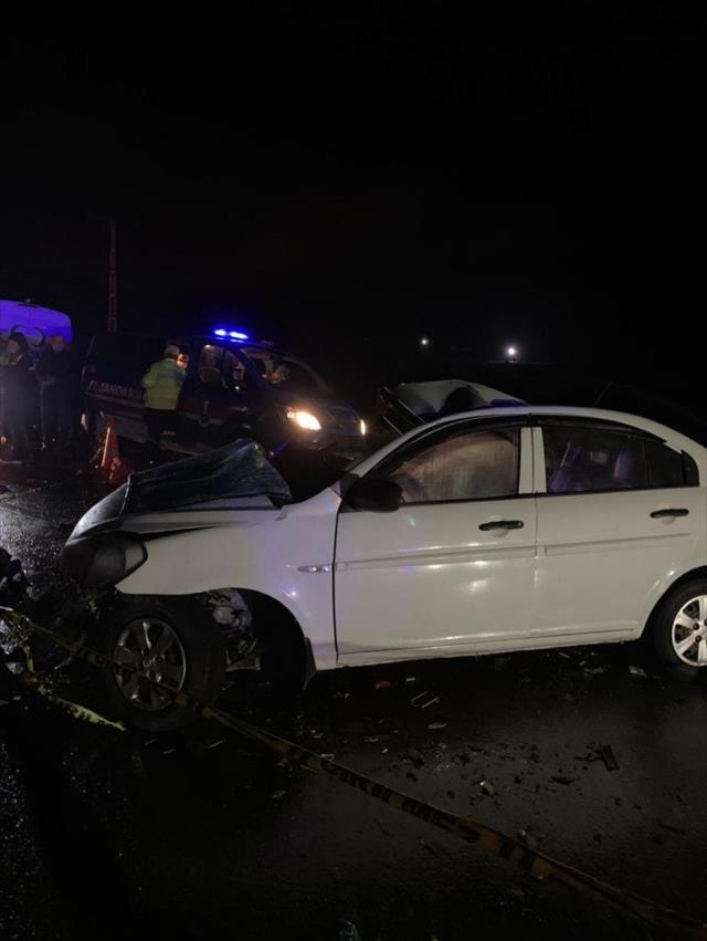 İki aracın kafa kafaya çarpıştığı feci kazada 2 kişi öldü, 2'si ağır 10 kişi yaralandı