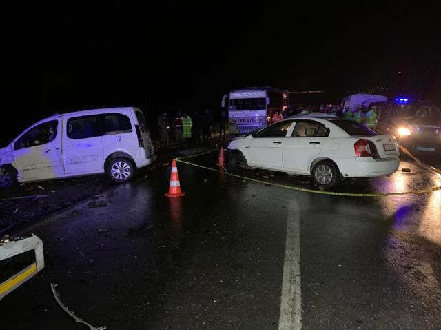 İki aracın kafa kafaya çarpıştığı feci kazada 2 kişi öldü, 2'si ağır 10 kişi yaralandı