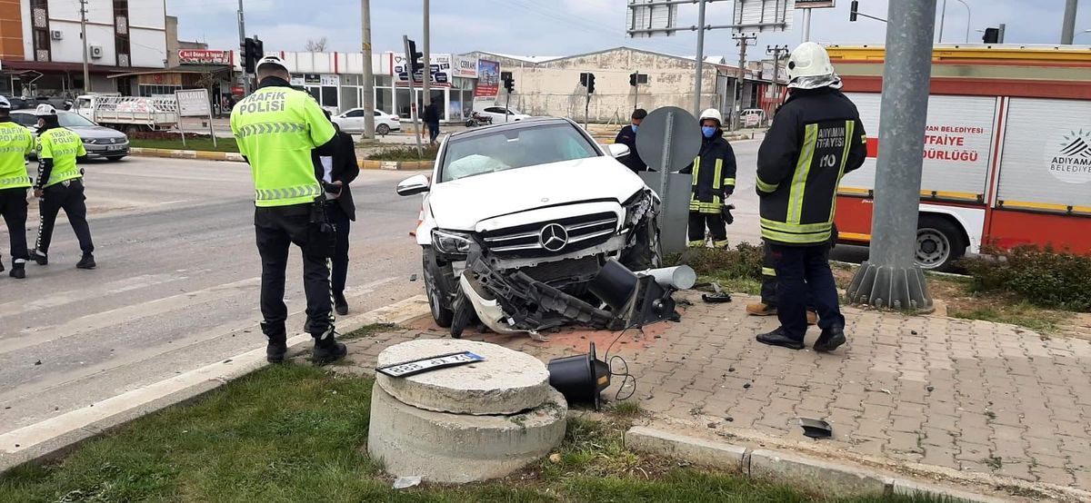 İki otomobil çarpıştı: 2 yaralı